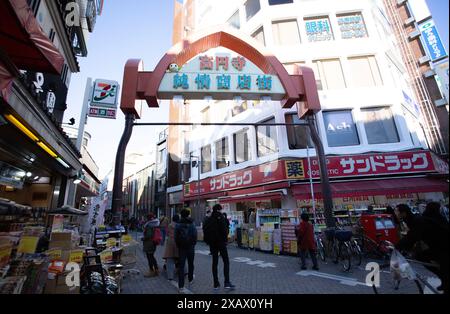 Tokyo Japon- 2 mai 2018 : Koenji Ward, l'un des quartiers les plus connus de Tokyo pour le shopping de vêtements usagés Banque D'Images