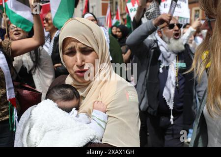 Les partisans pro-palestiniens défilent dans le centre de Londres pour exiger qu'Israël arrête ses attaques. La manifestation a été organisée par Palestine Solidarity Campaign UK. Banque D'Images