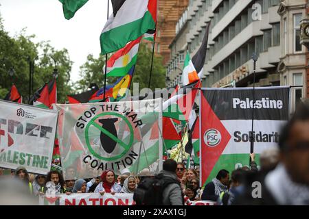 Les partisans pro-palestiniens défilent dans le centre de Londres pour exiger qu'Israël arrête ses attaques. La manifestation a été organisée par Palestine Solidarity Campaign UK. Banque D'Images