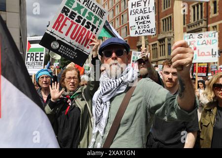 Les partisans pro-palestiniens défilent dans le centre de Londres pour exiger qu'Israël arrête ses attaques. La manifestation a été organisée par Palestine Solidarity Campaign UK. Banque D'Images