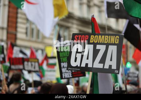 Les partisans pro-palestiniens défilent dans le centre de Londres pour exiger qu'Israël arrête ses attaques. La manifestation a été organisée par Palestine Solidarity Campaign UK. Banque D'Images