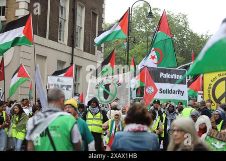Les partisans pro-palestiniens défilent dans le centre de Londres pour exiger qu'Israël arrête ses attaques. La manifestation a été organisée par Palestine Solidarity Campaign UK. Banque D'Images