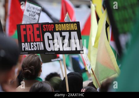 Les partisans pro-palestiniens défilent dans le centre de Londres pour exiger qu'Israël arrête ses attaques. La manifestation a été organisée par Palestine Solidarity Campaign UK. Banque D'Images