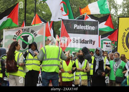 Les partisans pro-palestiniens défilent dans le centre de Londres pour exiger qu'Israël arrête ses attaques. La manifestation a été organisée par Palestine Solidarity Campaign UK. Banque D'Images