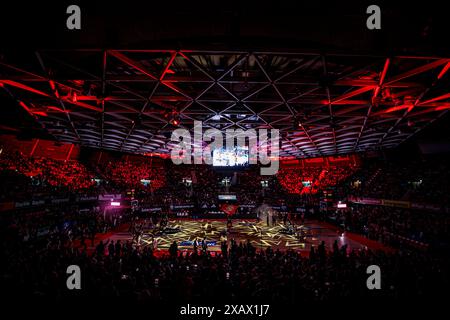 Begrüßung der Teams FC Bayern Muenchen vs Würzburg Baskets Easy Credit BBL saison 2023/24 Playoffs 2. Halbfinale 31.05.2024 BMW Park Muenchen © diebilderwelt / Alamy Stock Banque D'Images