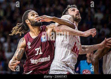 Owen Klassen #5 von Wuerzburg Baskets, Devin Booker #31 von FC Bayern Muenchen FC Bayern Muenchen vs Würzburg Baskets Easy Credit BBL saison 2023/24 Playoffs 2. Halbfinale 31.05.2024 BMW Park Muenchen © diebilderwelt / Alamy Stock Banque D'Images