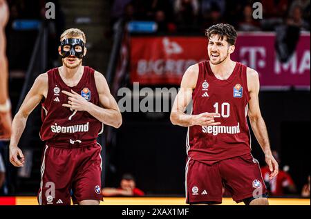 Niels Giffey, #7 von FC Bayern Muenchen, Leandro Bolmaro #10 von FC Bayern Muenchen FC Bayern Muenchen vs Würzburg Baskets Easy Credit BBL saison 2023/24 Playoffs 2. Halbfinale 31.05.2024 BMW Park Muenchen © diebilderwelt / Alamy Stock Banque D'Images