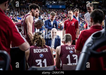 Pablo Laso entraîneur-chef von FC Bayern Muenchen mit seiner Mannschft in der Auszeit FC Bayern Muenchen vs Würzburg Baskets Easy Credit BBL saison 2023/24 Playoffs 2. Halbfinale 31.05.2024 BMW Park Muenchen © diebilderwelt / Alamy Stock Banque D'Images