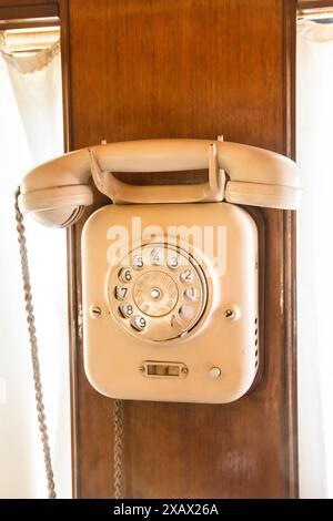 Téléphone mural antique gros plan dans le train rétro Banque D'Images