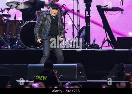 Vasco Rossi se produit sur scène lors du Vasco Live 2024 au stade San Siro le 8 juin 2024 à Milan, en Italie Banque D'Images