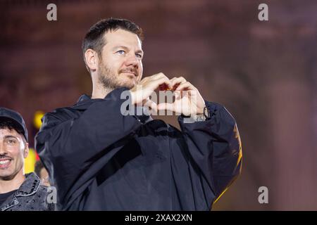 Concert de musique - Party Like a deejay 2024 Alessandro Cattelan à Party Like a Deejay 2024 pendant Party Like a deejay 2024, concert de musique à Milan, Italie, juin 08 2024 Milan Arco della Pace Italie Copyright : xValeriaxLipperax/xLiveMediax LPM 1390725 Banque D'Images