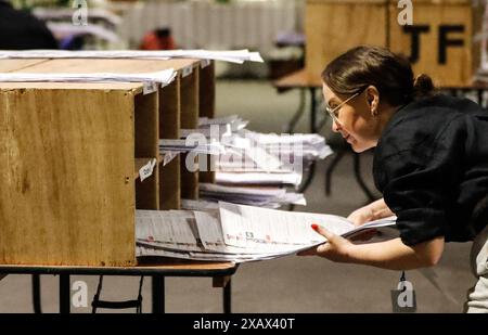 Les gens rassemblant les voix à la Royal Dublin Society pendant le dépouillement pour les élections européennes. Date de la photo : dimanche 9 juin 2024. Banque D'Images