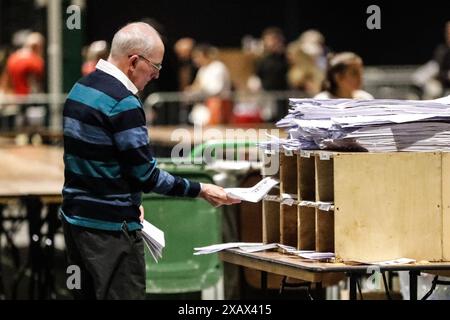 Les gens rassemblant les voix à la Royal Dublin Society pendant le dépouillement pour les élections européennes. Date de la photo : dimanche 9 juin 2024. Banque D'Images