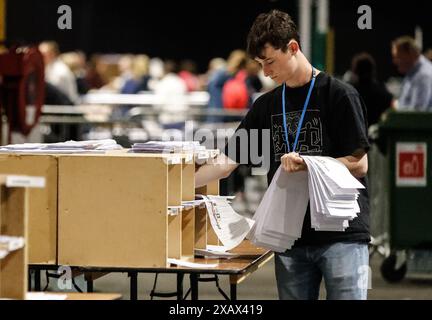 Les gens rassemblant les voix à la Royal Dublin Society pendant le dépouillement pour les élections européennes. Date de la photo : dimanche 9 juin 2024. Banque D'Images