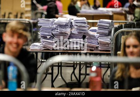 Les gens rassemblant les voix à la Royal Dublin Society pendant le dépouillement pour les élections européennes. Date de la photo : dimanche 9 juin 2024. Banque D'Images