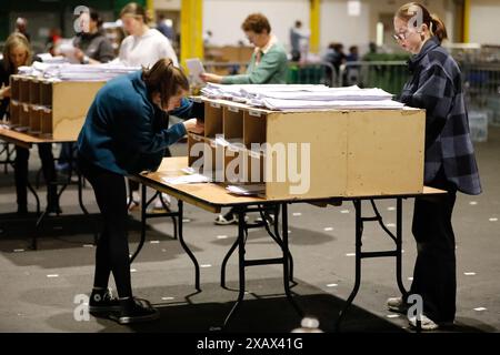 Les gens rassemblant les voix à la Royal Dublin Society pendant le dépouillement pour les élections européennes. Date de la photo : dimanche 9 juin 2024. Banque D'Images