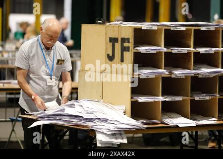 Les gens rassemblant les voix à la Royal Dublin Society pendant le dépouillement pour les élections européennes. Date de la photo : dimanche 9 juin 2024. Banque D'Images