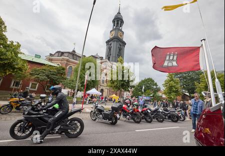 Hambourg, Allemagne. 09 juin 2024. Parking motos sur Ludwig-Erhard-Straße devant l'église principale réunissant Michaelis (Michel) lors du 41ème Hamburg Motorcycle Service (Mogo). L'association Mogo Hamburg in der Nordkirche e.V. organise ce qu'elle prétend être le plus grand service moto d'Europe. Crédit : Georg Wendt/dpa/Alamy Live News Banque D'Images