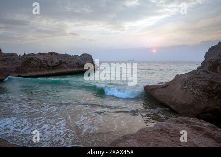 Montagne rocheuse sur le bord de mer Gadani plage Pakistan Banque D'Images