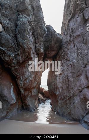 Montagne rocheuse sur le bord de mer Gadani plage Pakistan Banque D'Images