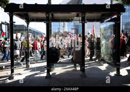 Los Angeles, États-Unis. 08 juin 2024. Manifestants pro-palestiniens vers l'hôtel de ville de Los Angeles au centre-ville de Los Angeles, Calif, le samedi 8 juin 2024. La manifestation était l'action de la côte ouest attirant des centaines de personnes de toute la Californie. L'autre a eu lieu devant la Maison Blanche. (Photo de Caylo Seals/Sipa USA) crédit : Sipa USA/Alamy Live News Banque D'Images