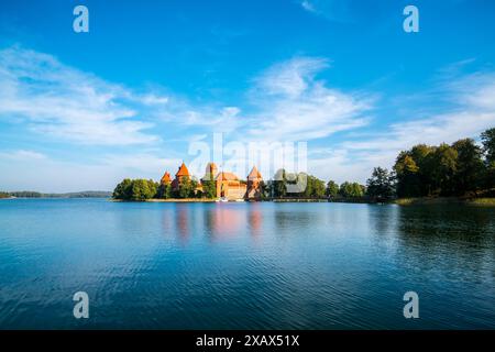 Vilnius, Lituanie, 29 septembre 2023, belle eau du lac au château de trakai ruines village près de vilnius paysage naturel avec ciel bleu et soleil en somme Banque D'Images