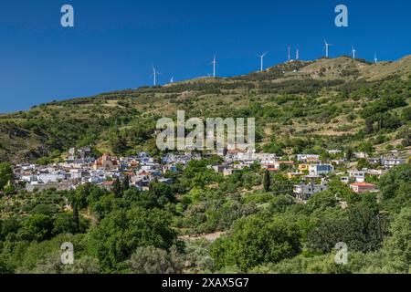 Vue générale du village de Prinias, générateurs de vent à distance, plateau de Prinias, Géoparc de Psiloritis, Crète centrale, Grèce Banque D'Images