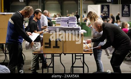 Les gens rassemblant les voix à la Royal Dublin Society pendant le dépouillement pour les élections européennes. Date de la photo : dimanche 9 juin 2024. Banque D'Images