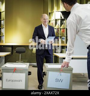 OLAF Scholz, Bundeskanzler SPD, gibt Seine Stimme zur Europawahl und zur Wahl der Stadtverordnetenversammlung der Landeshauptstadt Potsdam in einem Wahllokal in Potsdam ab. Potsdam, 09.06.2024. Potsdam Deutschland *** Olaf Scholz, chancelier fédéral SPD , vote pour les élections européennes et pour l'élection du conseil municipal de la capitale Potsdam dans un bureau de vote de Potsdam Potsdam, 09 06 2024 Potsdam Allemagne Copyright : xJaninexSchmitzxphotothek.dex Banque D'Images