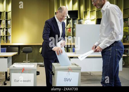 OLAF Scholz, Bundeskanzler SPD, gibt Seine Stimme zur Europawahl und zur Wahl der Stadtverordnetenversammlung der Landeshauptstadt Potsdam in einem Wahllokal in Potsdam ab. Potsdam, 09.06.2024. Potsdam Deutschland *** Olaf Scholz, chancelier fédéral SPD , vote pour les élections européennes et pour l'élection du conseil municipal de la capitale Potsdam dans un bureau de vote de Potsdam Potsdam, 09 06 2024 Potsdam Allemagne Copyright : xJaninexSchmitzxphotothek.dex Banque D'Images