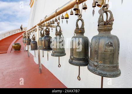 Cloches sur les escaliers jusqu'à Wat Saket, Golden Mountain, Temple Srakesa, Bangkok, Thaïlande Banque D'Images