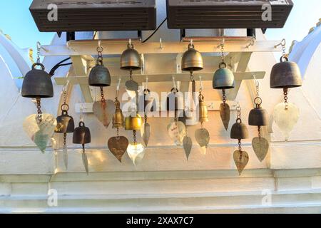 Petites cloches au sommet de Wat Saket, Golden Mountain, Temple Srakesa, Bangkok, Thaïlande Banque D'Images