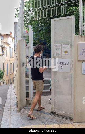 Montpellier, France. 9 juin 2024. Un jeune homme se rend aux urnes dans une école de Montpellier pour élire un nouveau Parlement européen. Rapport de crédit MPL/Alamy Live News Banque D'Images