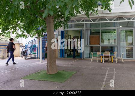 Montpellier, France. 9 juin 2024. Les électeurs français se rendent dans les urnes d'une école de Montpellier pour élire un nouveau Parlement européen. Rapport de crédit MPL/Alamy Live News Banque D'Images