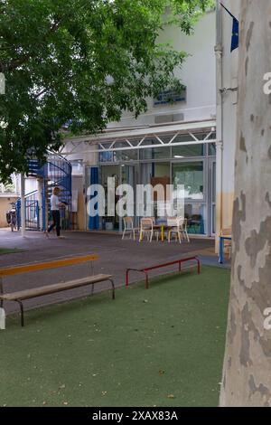 Montpellier, France. 9 juin 2024. Une femme se rend aux urnes dans une école de Montpellier pour élire un nouveau Parlement européen. Rapport de crédit MPL/Alamy Live News Banque D'Images