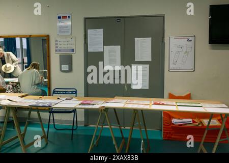 Montpellier, France. 9 juin 2024. À l'intérieur d'un bureau de vote, les gens se préparent à voter pour élire un nouveau Parlement européen. Rapport de crédit MPL/Alamy Live News Banque D'Images