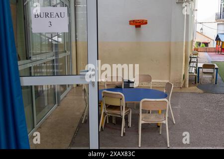 Montpellier, France. 9 juin 2024. Un bureau de vote aménagé dans une école primaire ouverte le dimanche pour permettre aux électeurs d’élire de nouveaux membres du Parlement européen. Rapport de crédit MPL/Alamy Live News Banque D'Images