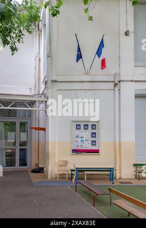 Montpellier, France. 9 juin 2024. Les drapeaux français et européens accueillent les électeurs dans un bureau de vote installé dans une école primaire pour les élections au Parlement européen. Rapport de crédit MPL/Alamy Live News Banque D'Images