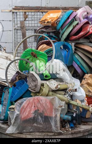 Beaucoup de matériel et de pièces pour réparer un ventilateur dans un atelier extérieur, Thaïlande Banque D'Images