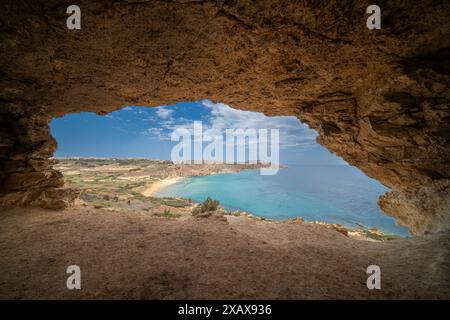 Île de Gozo Malte, vue de Ramla Bay, de l'intérieur de Tal Mixta Cave Gozo regardant sur l'océan bleu par une journée lumineuse. Banque D'Images