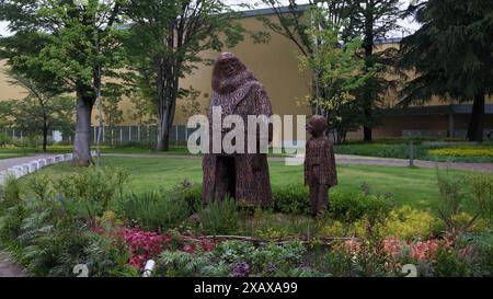 Tokyo - 15 mai 2024 : statue de Rubeus Hagrid et Harry Potter dans le studio Warner Bros. Il faire une nouvelle tournée sur le film de Harry Potter ' The making of Banque D'Images