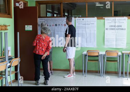 Rome, Italie. 08 juin 2024. Personnes en attente de vote au bureau de vote de l'école 'Vittorio Bachelet' à Rome (photo de Matteo Nardone/Pacific Press/Sipa USA) crédit : Sipa USA/Alamy Live News Banque D'Images