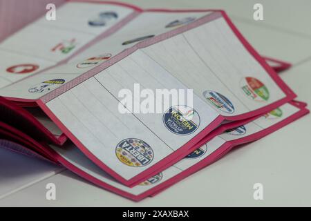 Rome, Italie. 08 juin 2024. Quelques bulletins de vote dans le bureau de vote de l'école 'Vittorio Bachelet' dans le district de Torrino à Rome (photo de Matteo Nardone/Pacific Press/Sipa USA) crédit : Sipa USA/Alamy Live News Banque D'Images