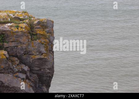 Une vue sur l'océan depuis le sommet d'une haute falaise. Texture de mer de fond avec espace de copie Banque D'Images