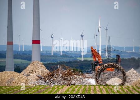 Windpark nördlich von Marsberg, Alte Windenereanlage wird abgerissen, schafft Platz für neue, leistungsstärkere Windräder, Repowering, Hochsauerlandkreis, NRW, Deutschland, Windpark Repowering *** Parc éolien au nord de Marsberg, ancienne éolienne démolie, crée de l'espace pour de nouvelles éoliennes plus puissantes, repowering, Hochsauerlandkreis, NRW, Allemagne, réalimentation d'un parc éolien Banque D'Images