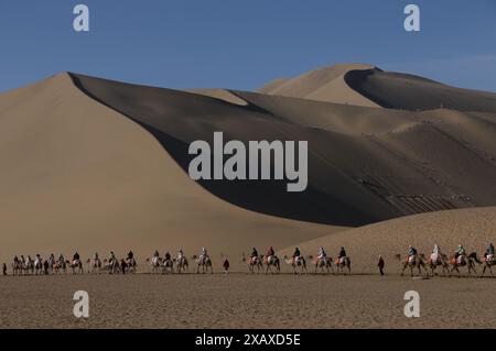 (240609) -- PÉKIN, 9 juin 2024 (Xinhua) -- les touristes visitent la montagne de Mingsha et le printemps du croissant à Dunhuang, dans la province du Gansu au nord-ouest de la Chine, le 9 juin 2024. Les gens apprécient les vacances de 3 jours du Dragon Boat Festival, également appelé Festival de Duanwu, qui tombe le 10 juin de cette année, via diverses activités à travers le pays. (Photo de Zhang Xiaoliang/Xinhua) Banque D'Images