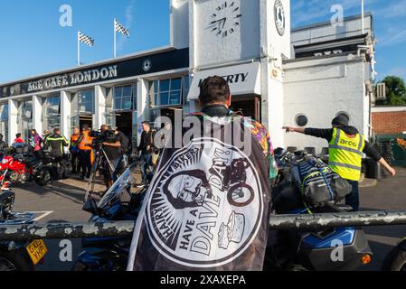 Excursion en moto commémorative pour commémorer Dave Myers, « Hairy Biker », décédé en février 2024. Événement intitulé Dave Day. Les cavaliers se rassemblent à Ace Cafe Banque D'Images