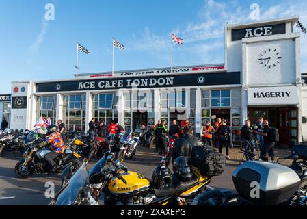 Excursion en moto commémorative pour commémorer Dave Myers, « Hairy Biker », décédé en février 2024. Événement intitulé Dave Day. Les cavaliers se rassemblent à Ace Cafe Banque D'Images