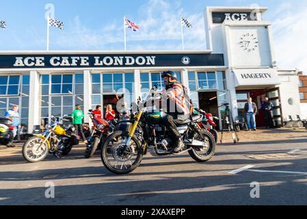 Excursion en moto commémorative pour commémorer Dave Myers, « Hairy Biker », décédé en février 2024. Intitulé Dave Day. Cavalier en veste British Union Flag Banque D'Images