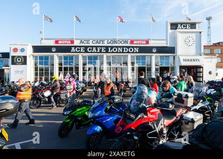 Excursion en moto commémorative pour commémorer Dave Myers, « Hairy Biker », décédé en février 2024. Événement intitulé Dave Day. Les cavaliers se rassemblent à Ace Cafe Banque D'Images